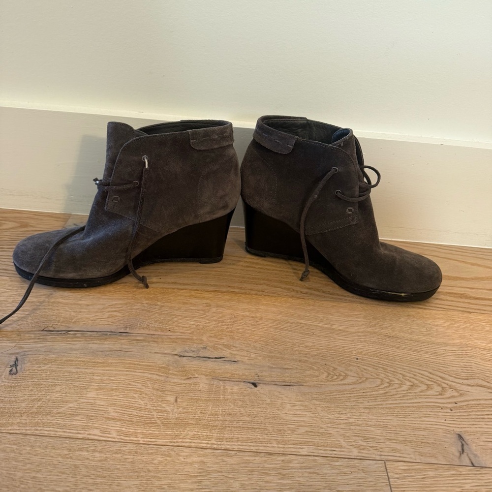 Via Spiga Y2K Brown Suede Lace Up Wedge Booties Sz 8.5 Neutral Minimalist